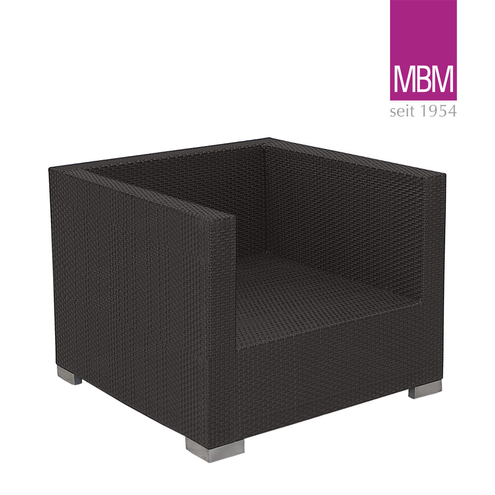 Schwarzer Rattan-Garten-Sessel mit Metallfüßen vor weißem Hintergrund