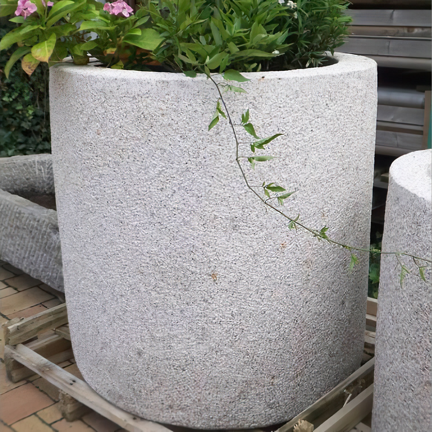 Moderner Natursteinkübel für den Garten - Amadora