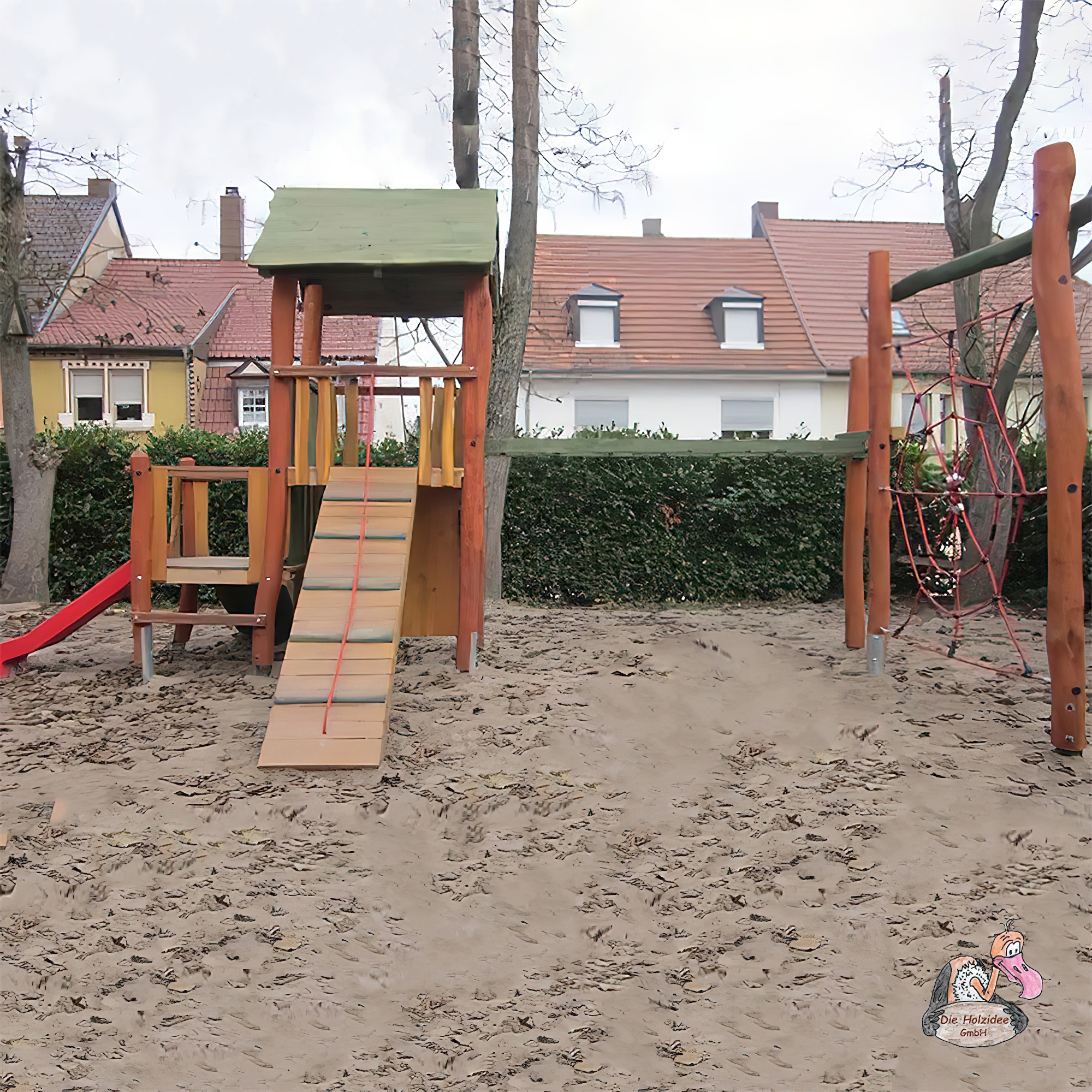 Parco giochi in legno con scivolo ed elementi per arrampicarsi in un giardino