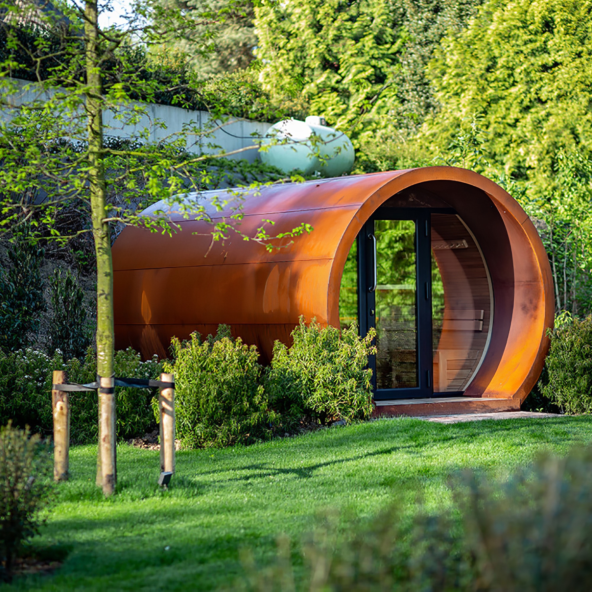Moderne Außensauna in rundem Design - individualisierbar - Thea / Außenverkleidung mit Kokosmatte