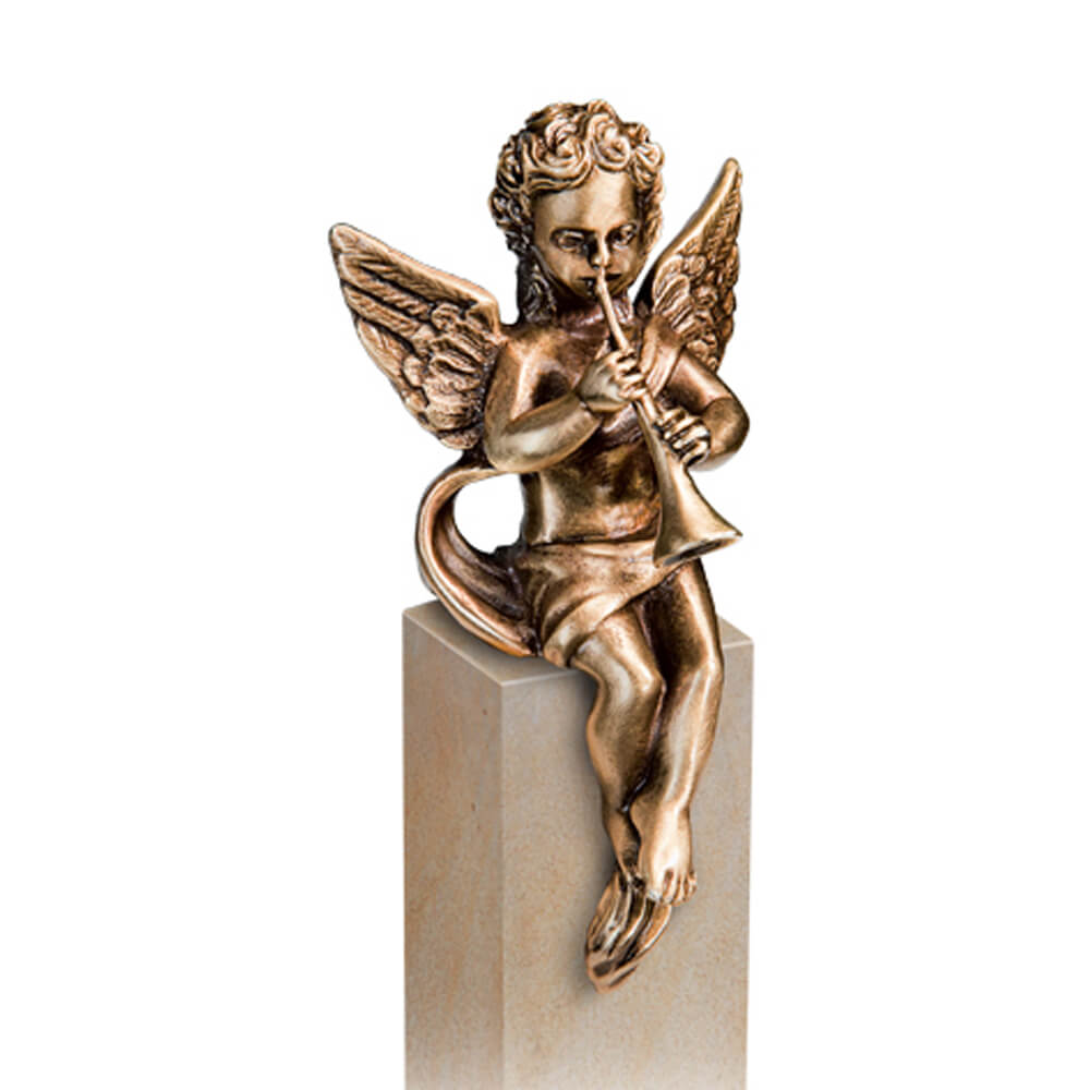 Bronzefigur eines Engels mit Flügeln, der eine Trompete spielt, auf einem Sockel sitzend