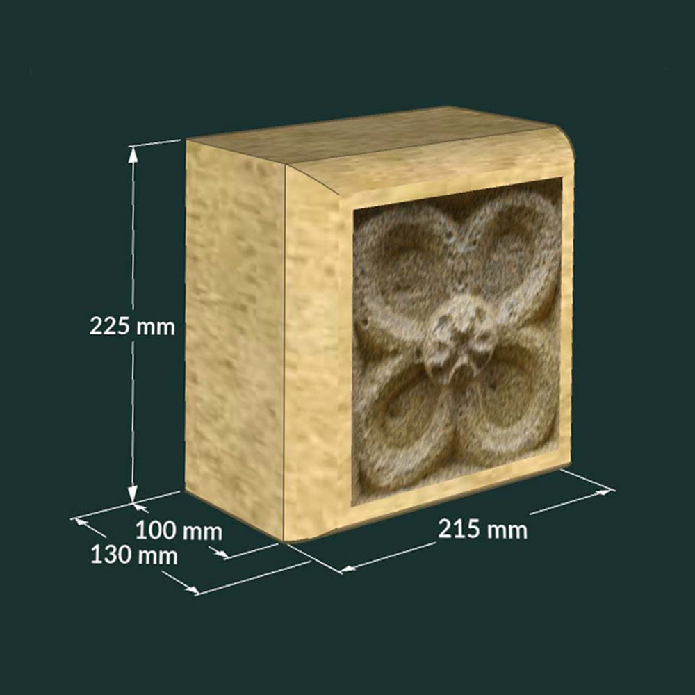 Image d'une pierre décorative avec un relief de fleur, dimensions en mm sur fond sombre