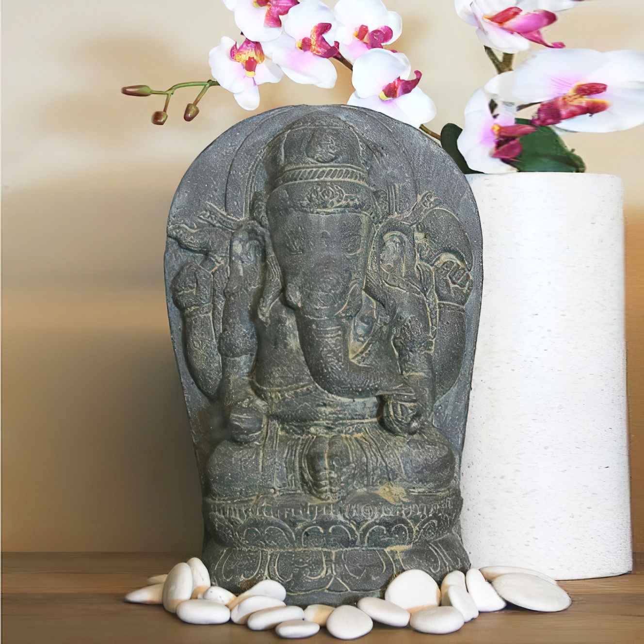 Figure de jardin de Ganesha en pierre avec orchidées et pierres blanches sur un support en bois