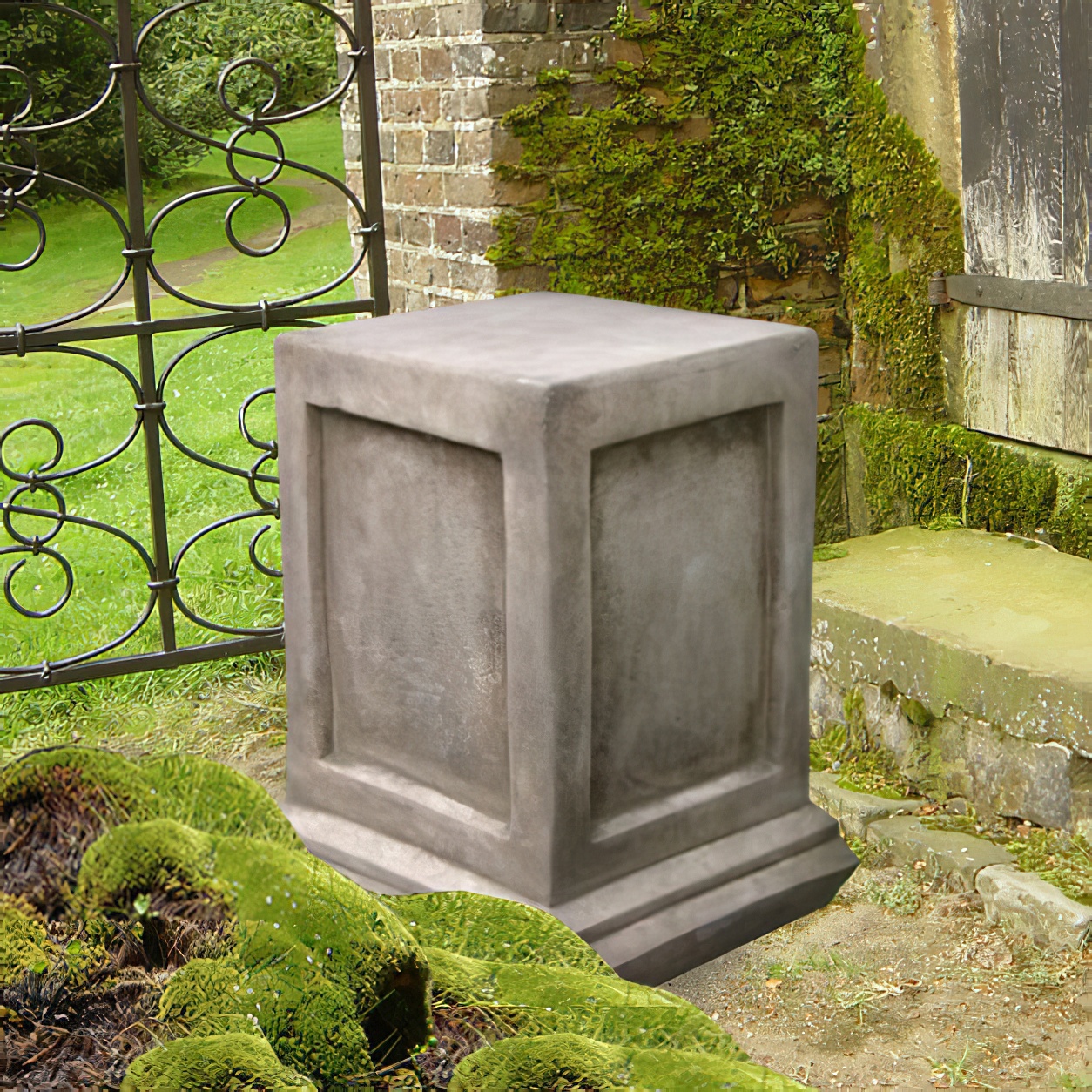 Klassisches Steinpodest für Gartenskulpturen - Panotta