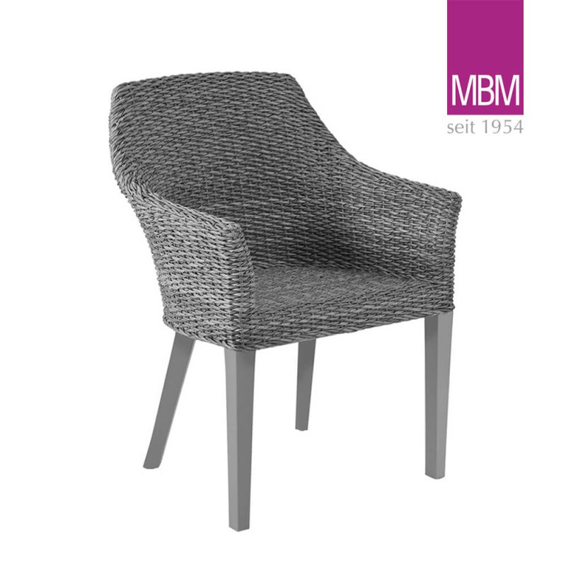 Sedia da giardino grigia in rattan con braccioli e gambe in legno