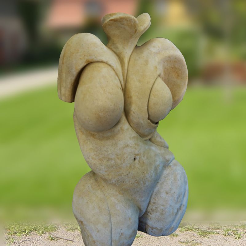 Sculpture abstraite en pierre comme décoration de jardin exclusive sur une pelouse