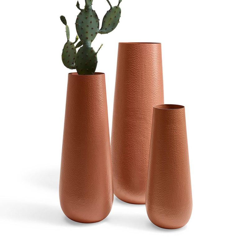 Trois vases en terre cuite de différentes tailles, parfaits pour la décoration de jardin