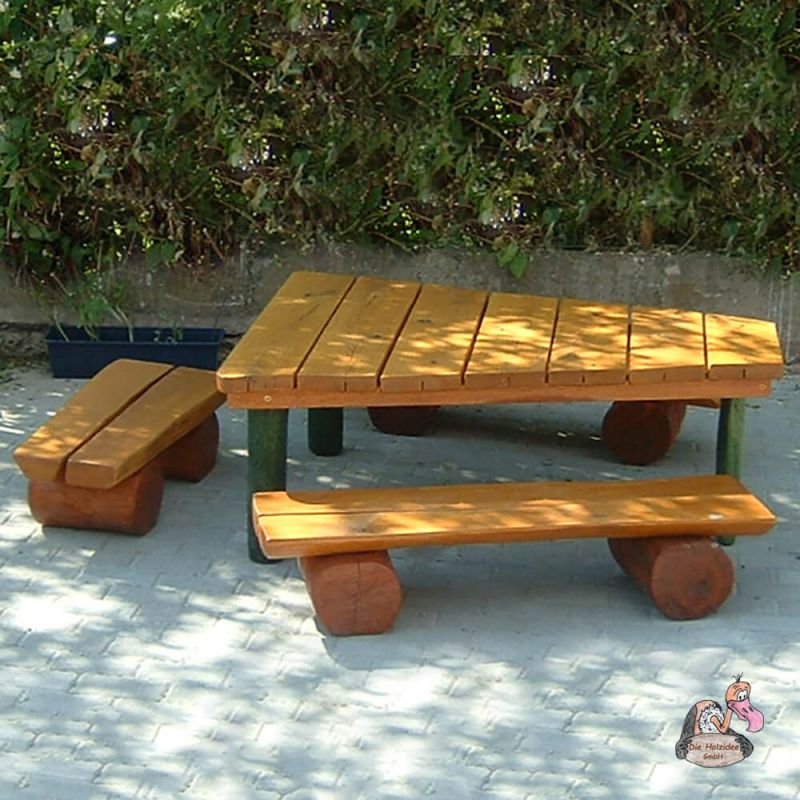 Tavolo da giardino in legno con due panche su pavimento in pietra nel giardino