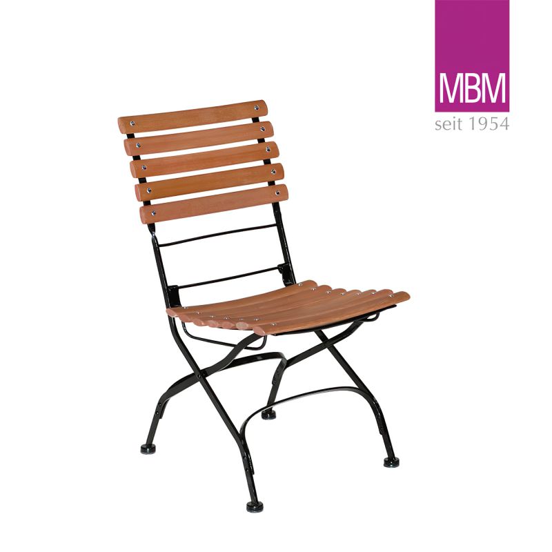 Elegante sedia pieghevole da giardino con doghe di legno e struttura in metallo nero