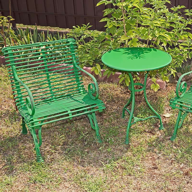 Chaise de jardin en métal verte et table ronde dans le jardin sur lherbe