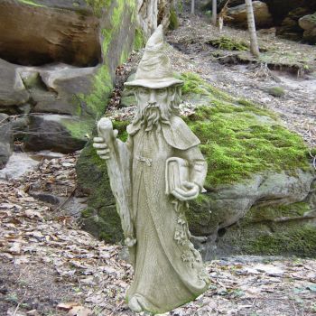 Décoration de jardin : statue en pierre d'un magicien avec livre et bâton en forêt