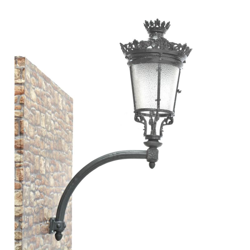 Lampe de jardin noire en fer forgé avec ornement de couronne fixée à un mur en pierre