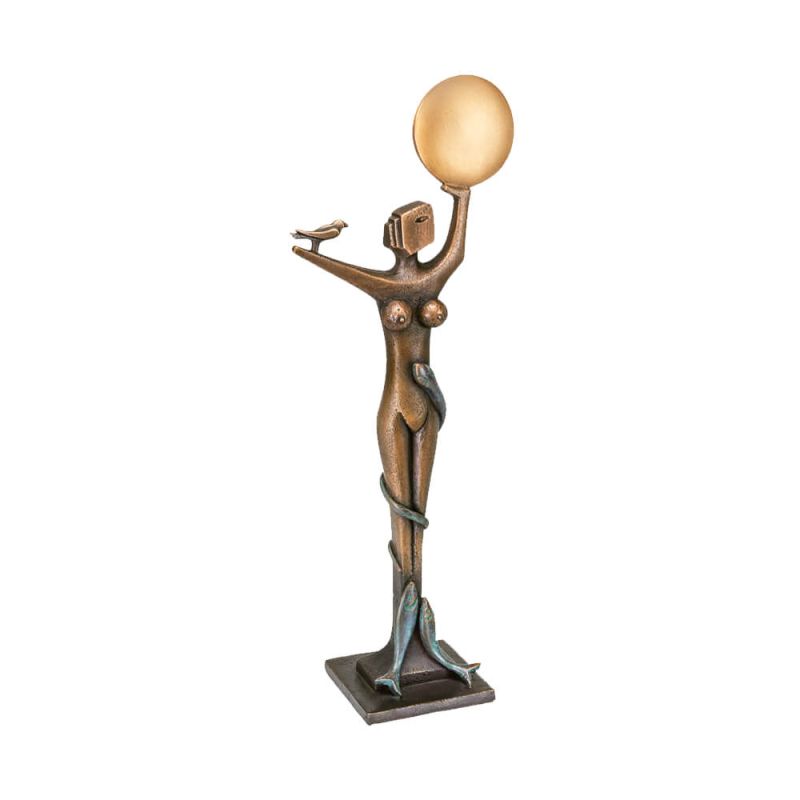 Sculpture en bronze d'une femme tenant le soleil avec un oiseau, décoration de jardin