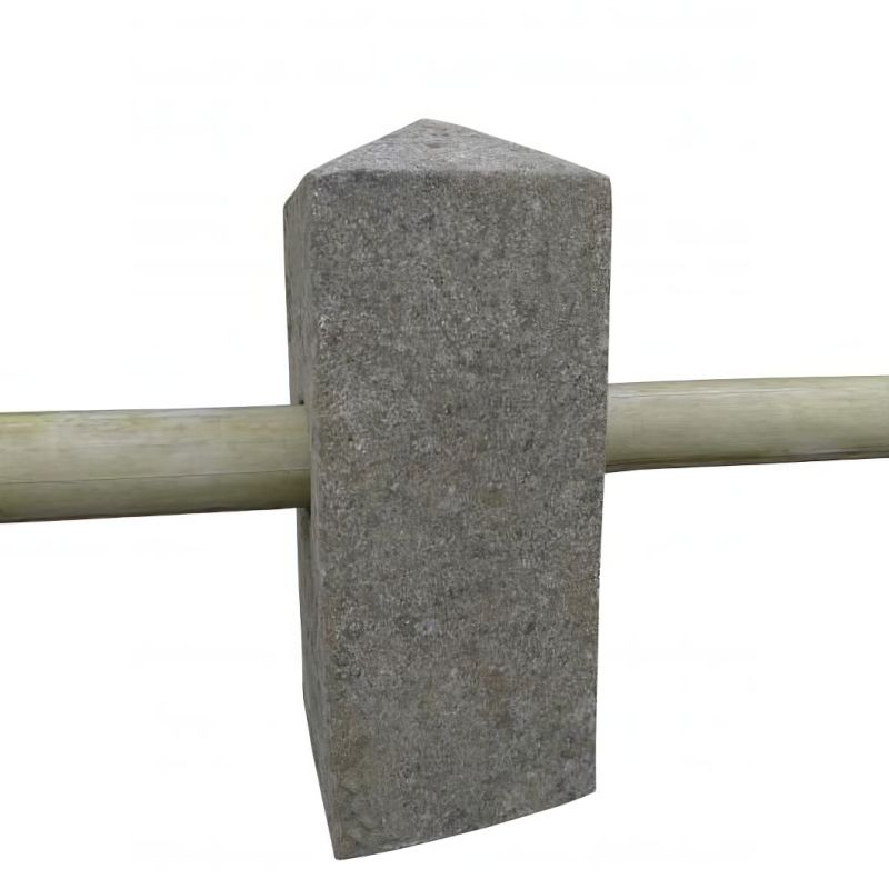 Tête en pierre grise décorative pour poteau de jardin en bois