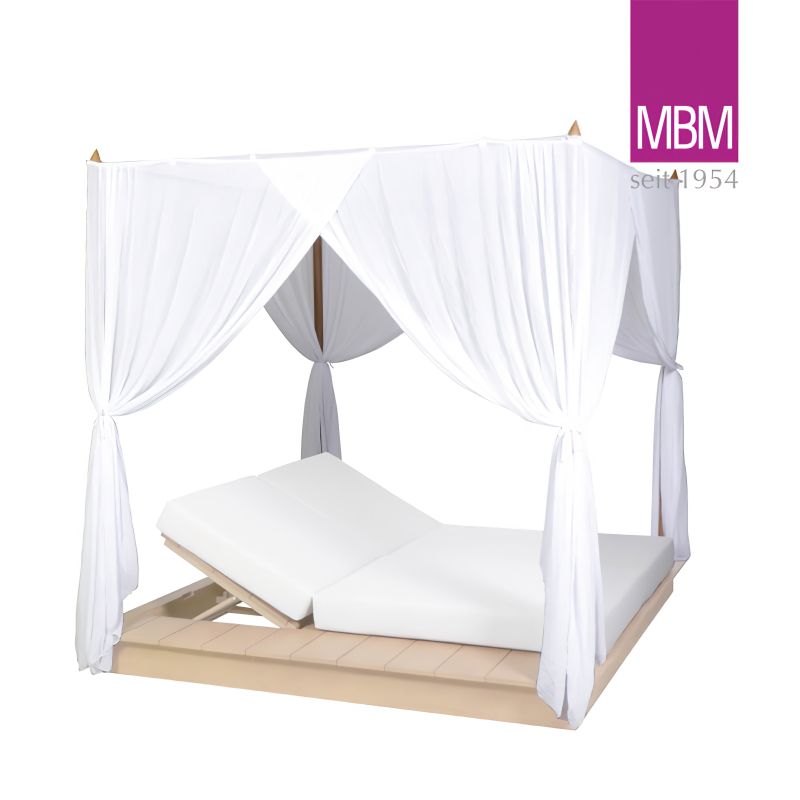 Lit de jardin moderne avec rideaux blancs et base en bois pour un confort optimal