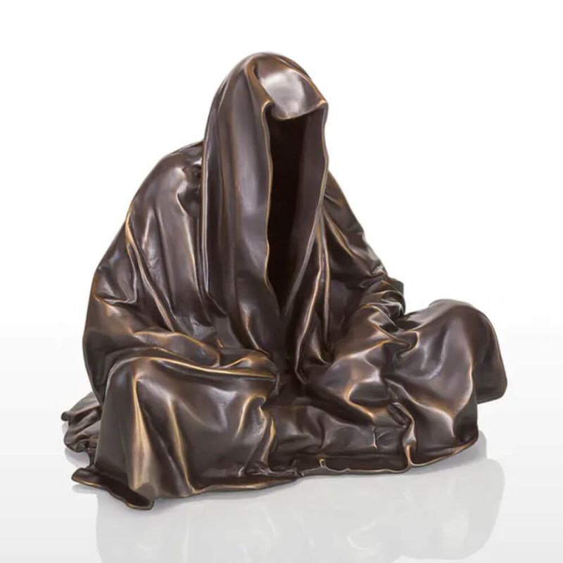 Statue en bronze détaillée d'une figure assise avec un drapé fluide, décoration de jardin