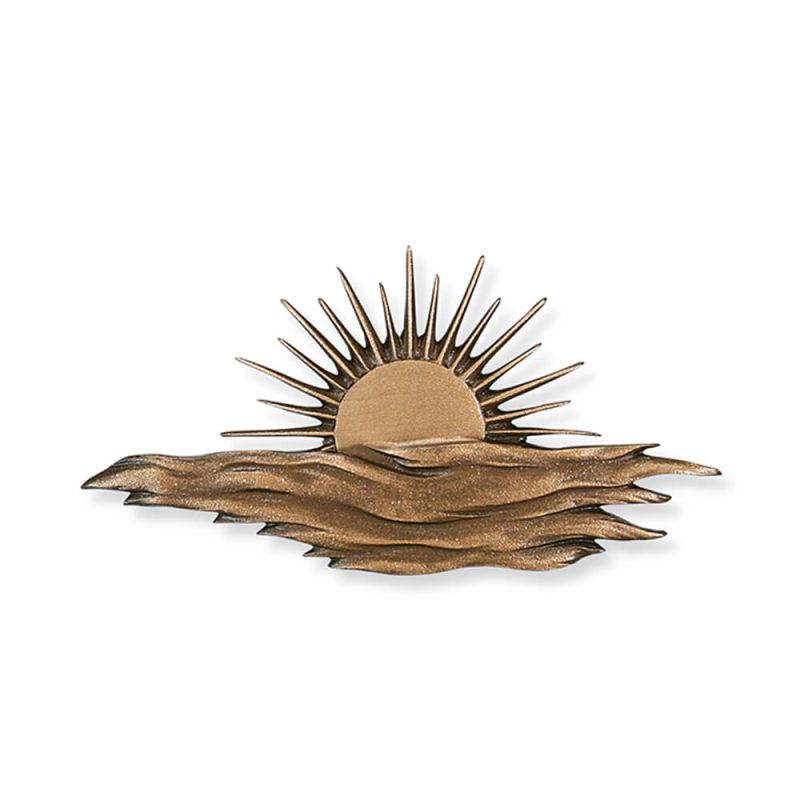 Scultura in metallo di un sole con onde come decorazione da giardino