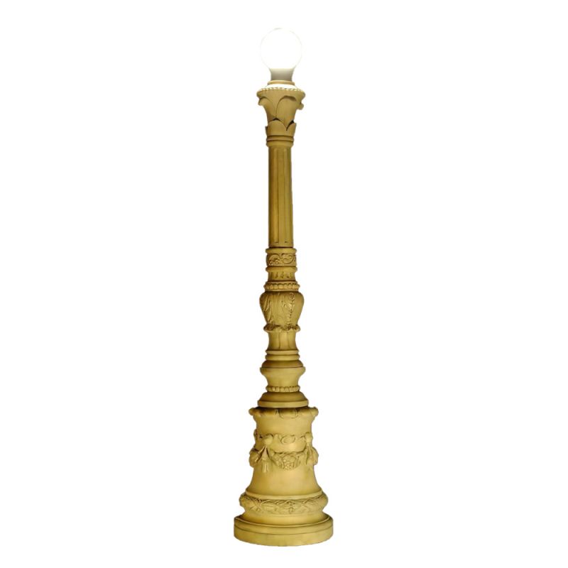 Alta lanterna in pietra con dettagli decorativi per il giardino