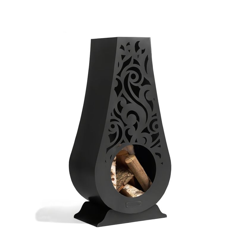Camino da giardino moderno nero con motivo ornamentale intagliato, legna visibile