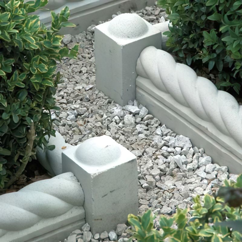 Décoration de jardin en pierre blanche avec éléments ronds et gravier