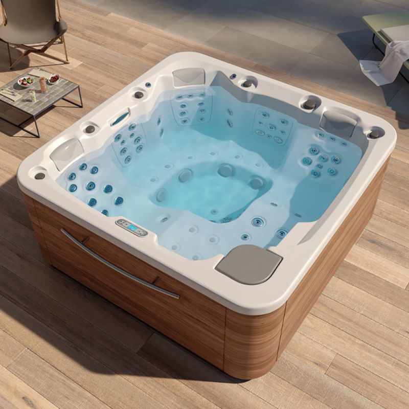 Vasca idromassaggio moderna con finitura in legno su terrazza con mobili da giardino