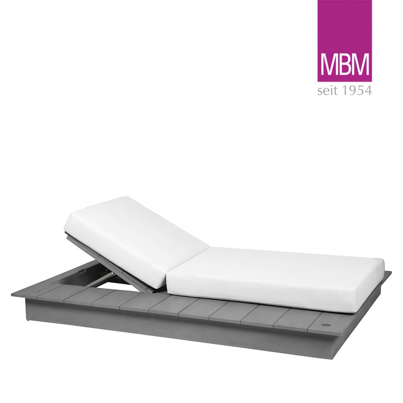 Chaise longue élégante en bois avec matelas blanc, parfaite pour une décoration de jardin exclusive