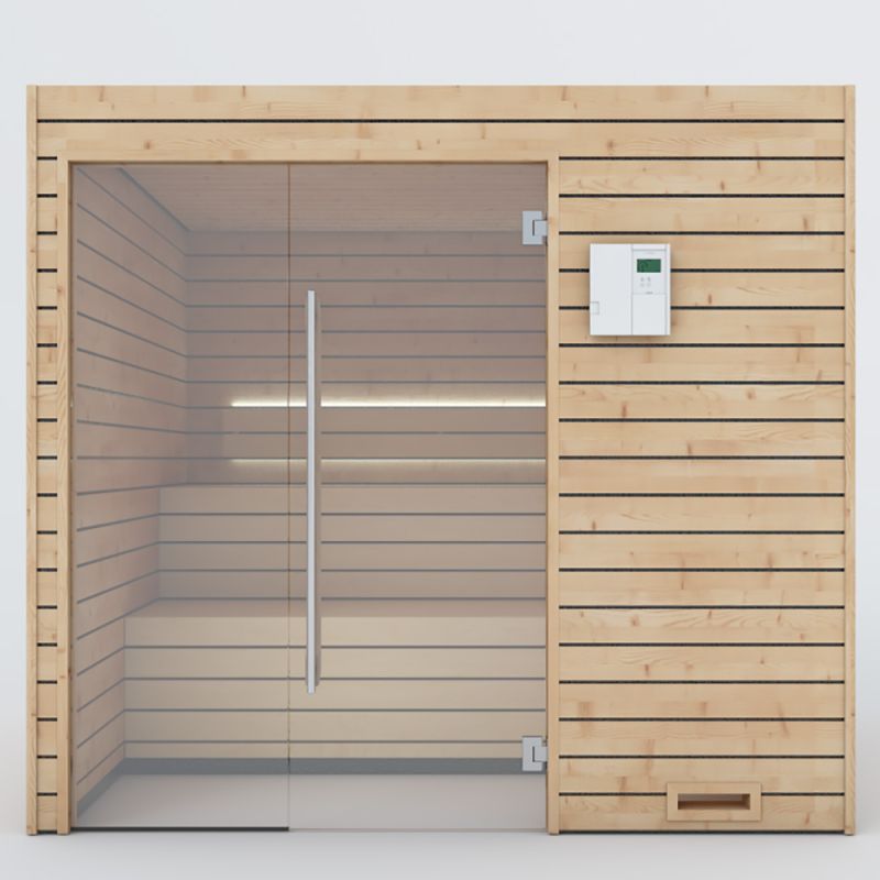 Sauna da giardino con pareti in legno e grande porta in vetro, ideale per il relax nel giardino