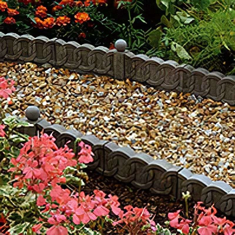 Décoration de jardin avec gravier décoratif, bordure et fleurs roses