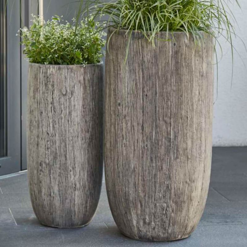 Deux grands vases avec texture bois, remplis de plantes, pour décoration de jardin