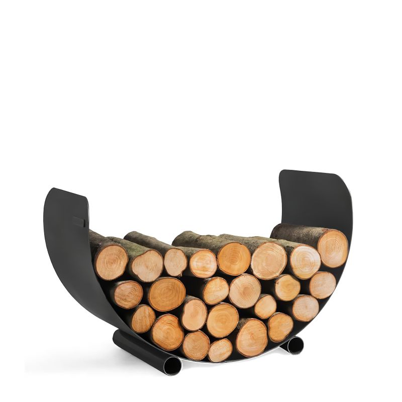 Support en métal noir rempli de bois de cheminée empilé proprement sur fond blanc