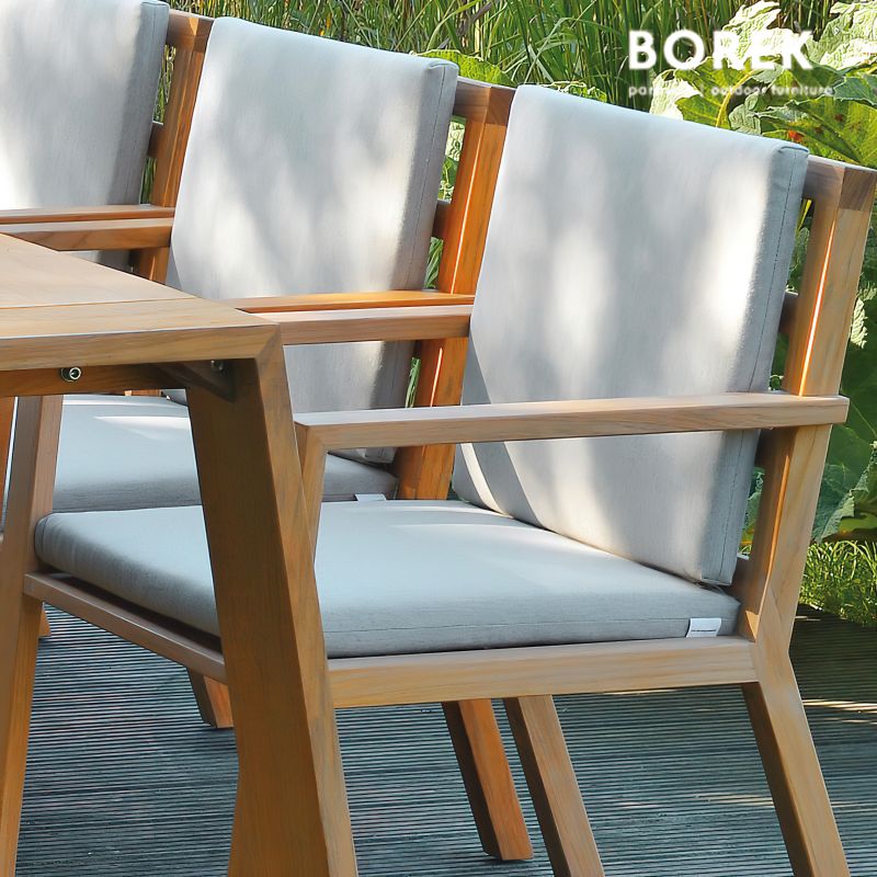 Sedia da giardino in legno con cuscino grigio, parte di un set di mobili da giardino all'aperto