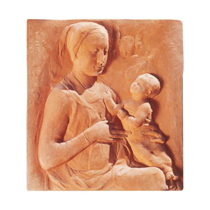 Rilievo da giardino in terracotta con una donna seduta e un bambino che gioca