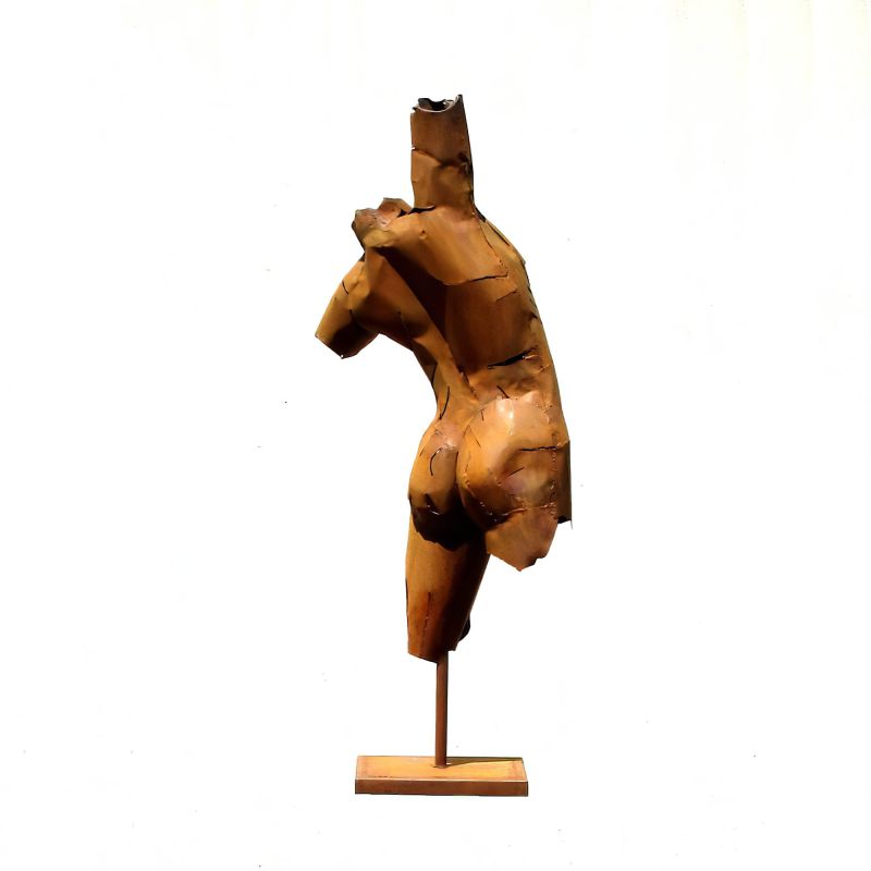 Sculpture abstraite en bois d'un torse humain sur un support, idéale comme décoration de jardin