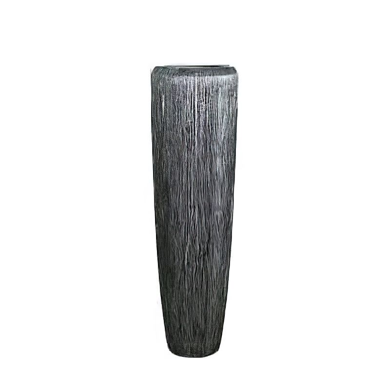Vase de jardin noire haute avec une fine texture rainurée pour une décoration de jardin élégante