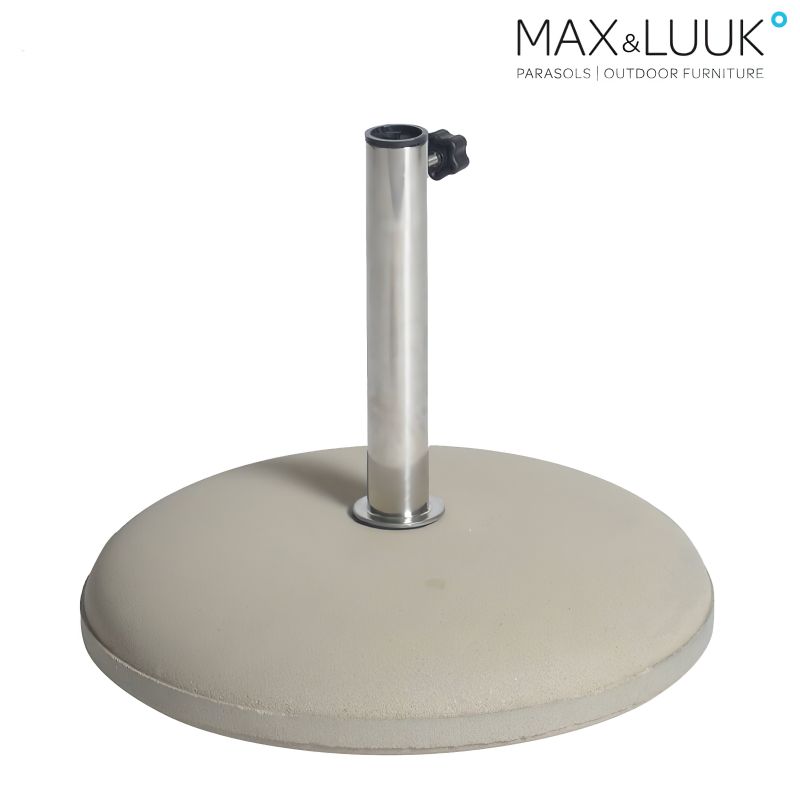 Base rotonda pesante per ombrellone con supporto metallico in un giardino moderno