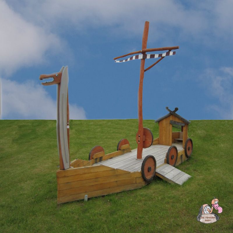 Holzspielzeug im Garten mit Segel und Sitzplätzen auf Grasfläche vor blauem Himmel