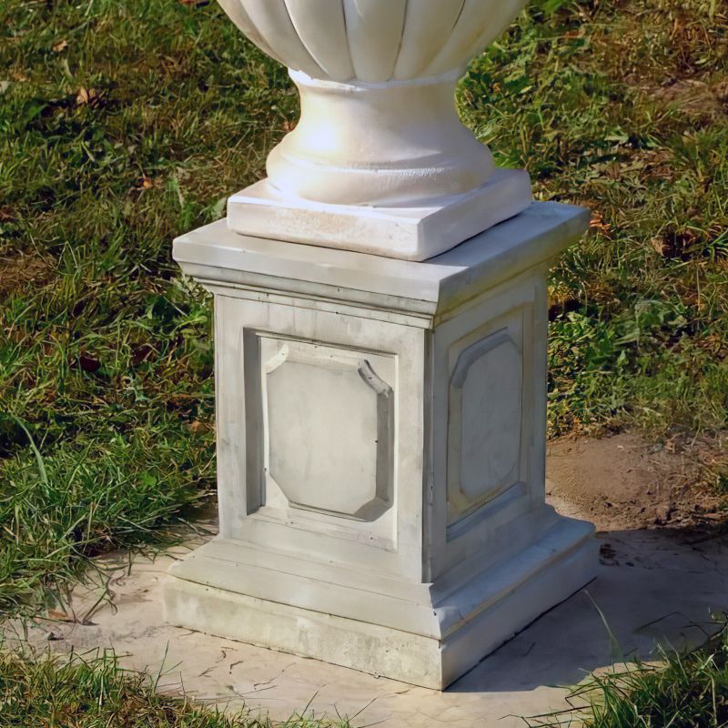 Socle en marbre blanc sur gazon, parfait pour décoration de jardin exclusive