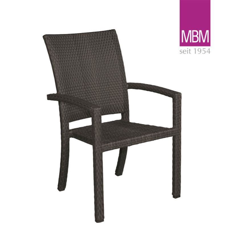Chaise de jardin confortable en rotin brun avec accoudoirs sur fond blanc