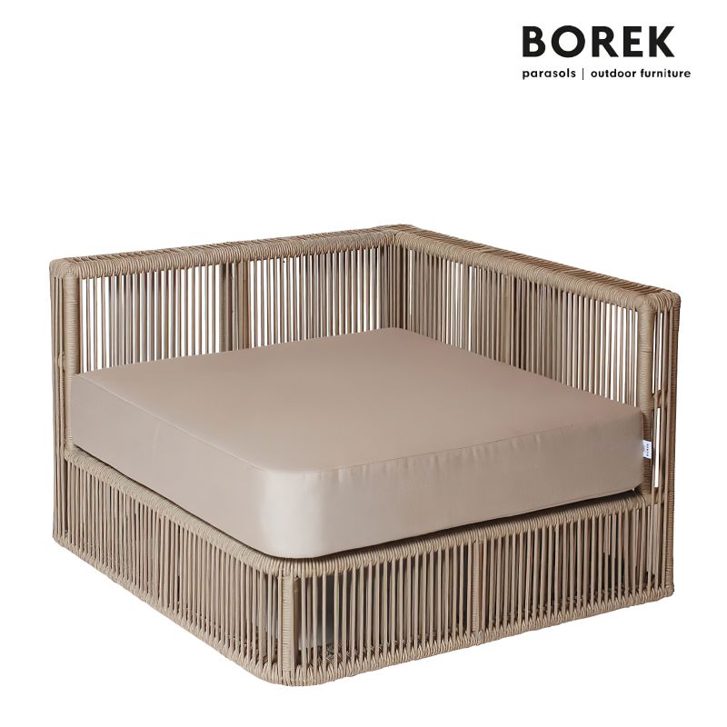 Mobili da giardino angolare beige intrecciato di Borek su sfondo bianco