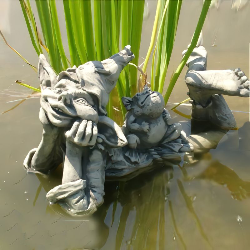 Décoration de jardin avec un gnome couché et une grenouille dans un étang