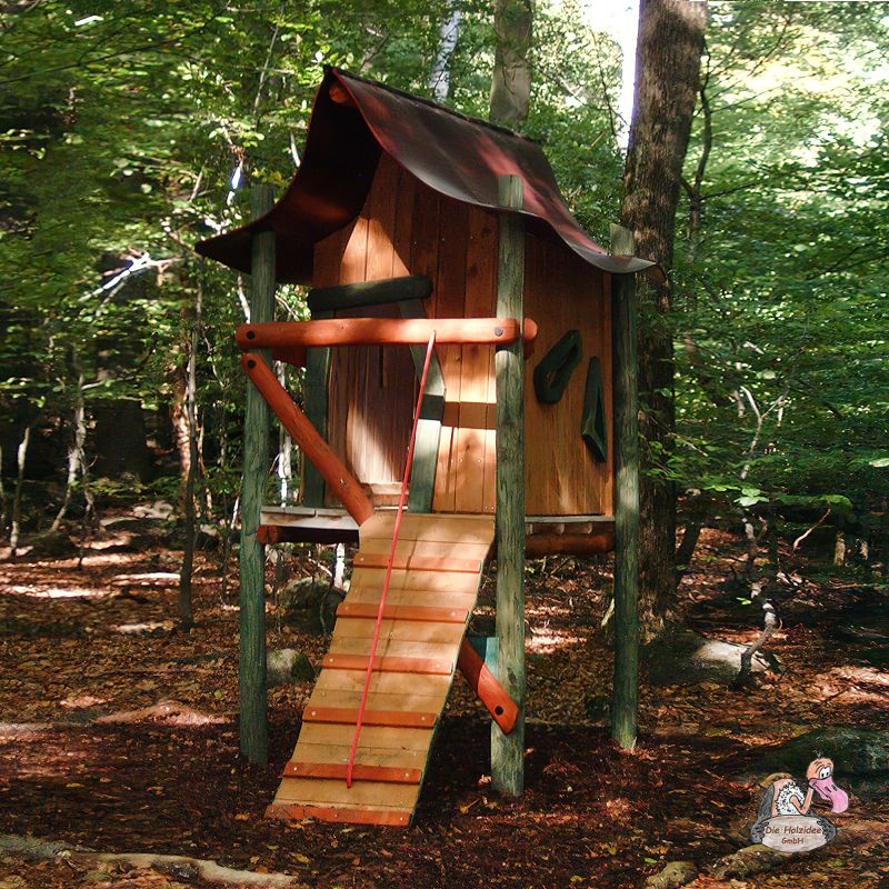 Casetta gioco in legno con scivolo nella foresta, perfetta per decorare il giardino