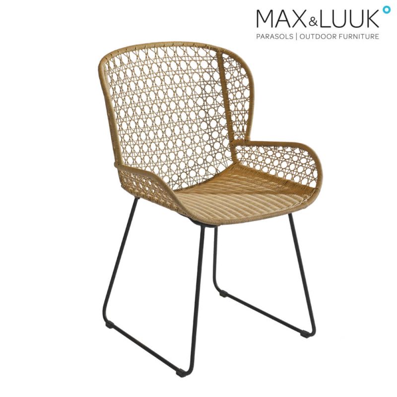 Chaise de jardin marron avec dossier et assise en rotin tressé, structure en métal noir