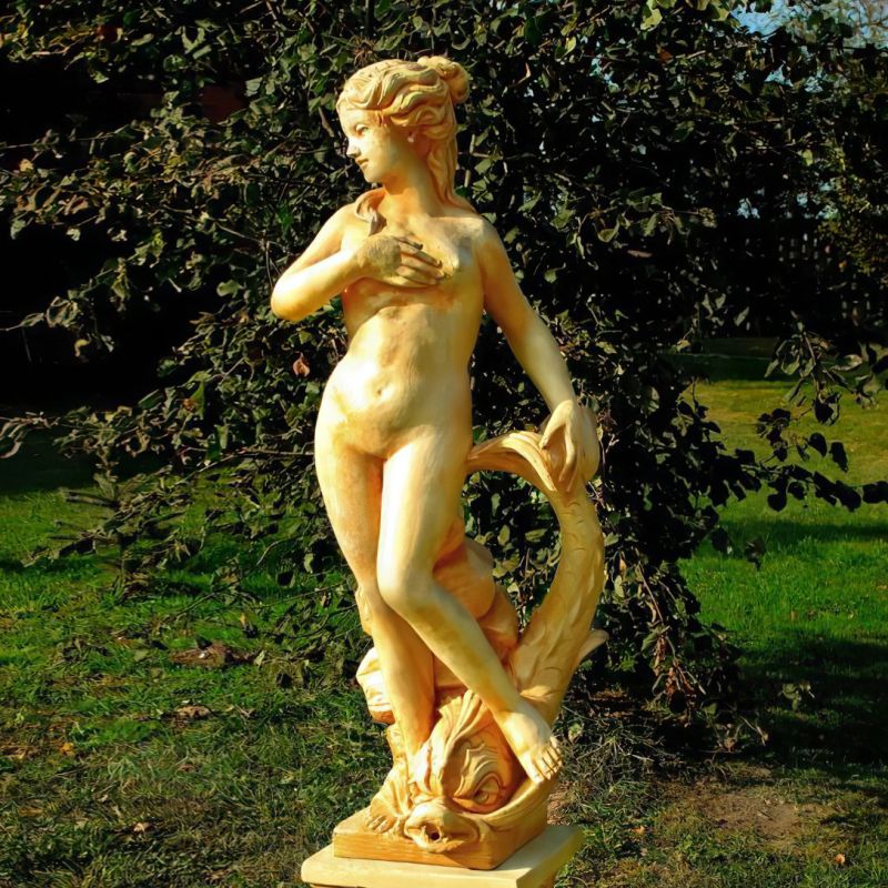 Élégante sculpture féminine en pierre dans un jardin verdoyant