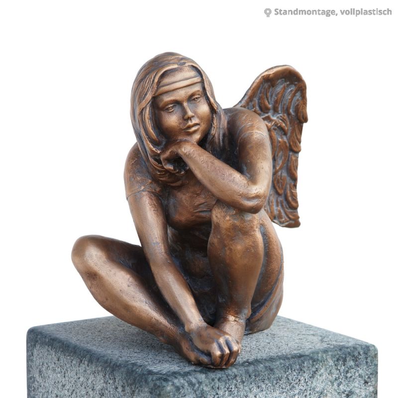 Statua in bronzo di un angelo seduto con ali su una base in pietra, decorazione da giardino