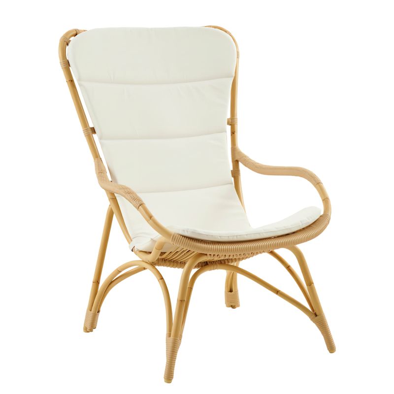 Sedia confortevole con cuscino bianco e struttura in rattan per decorazioni da giardino