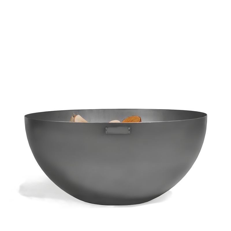 Brasero gris avec bûches, table de jardin moderne pour extérieur