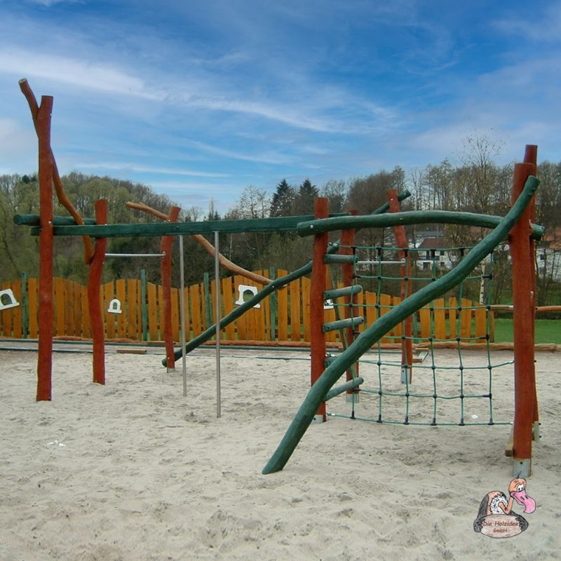 Struttura robusta in legno per arrampicata dei bambini su sabbia in giardino