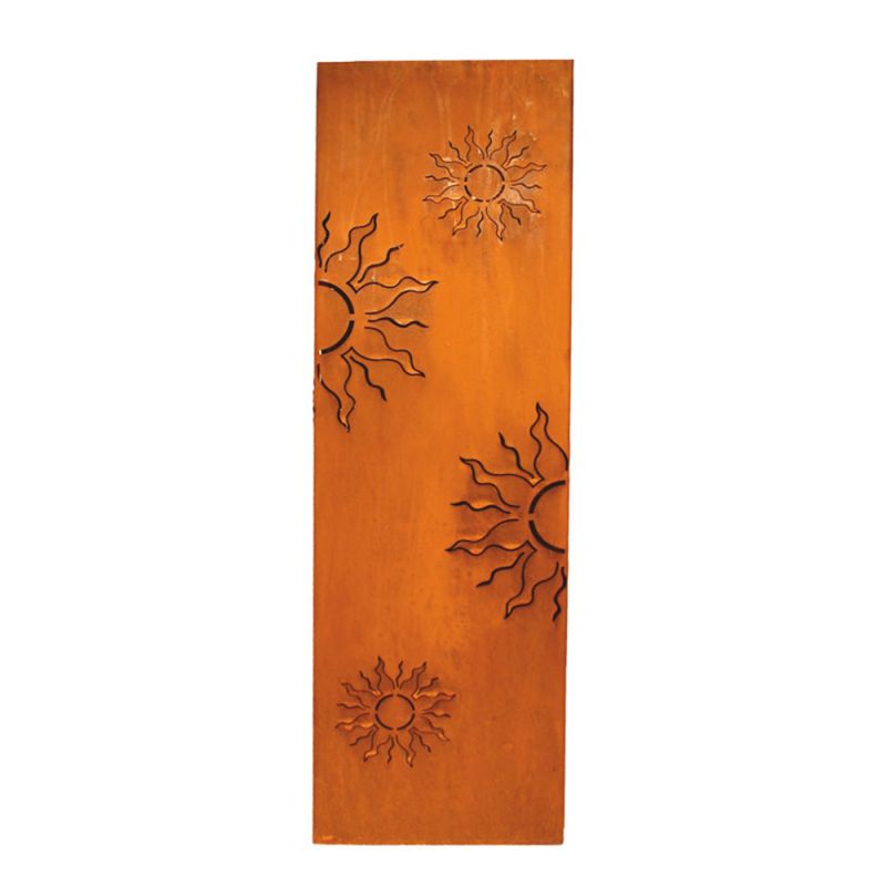 Panneau en métal rouillé avec quatre motifs de soleil comme décoration de jardin