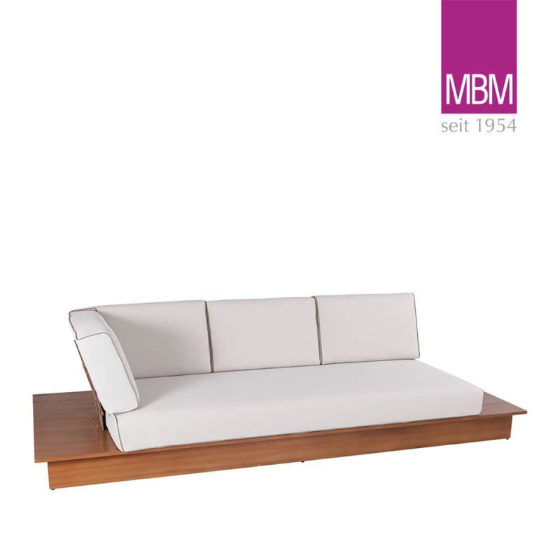 Divano da giardino bianco con cuscini su una struttura in legno per una decorazione esclusiva del giardino
