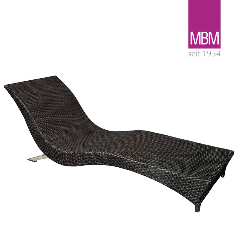 Chaise longue de jardin en rotin noir avec design ergonomique sur fond blanc